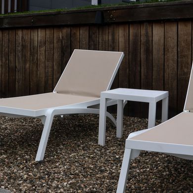 Комплект із 2 шезлонгів Onto Siesta Pacific + Стіл Siesta Ocean Side Table - White Taupe